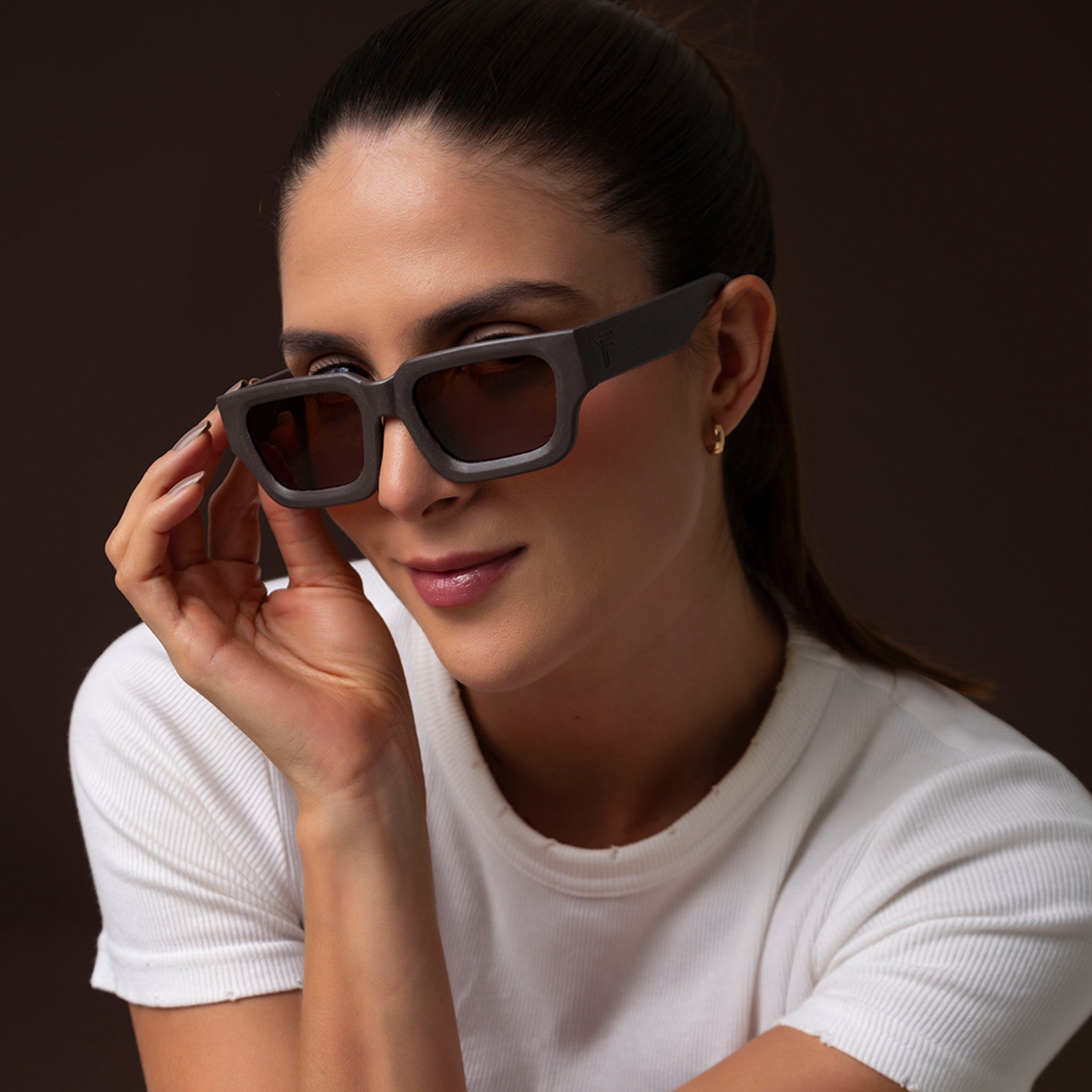 Fento Go sunglasses – eco-friendly chocolate brown frame with a matte finish.